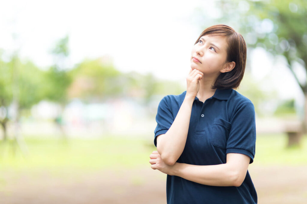女性が悩んでいる画像