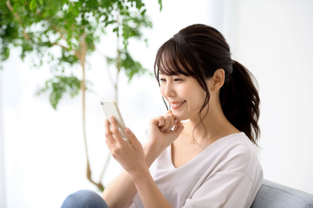 予約をする女性の画像